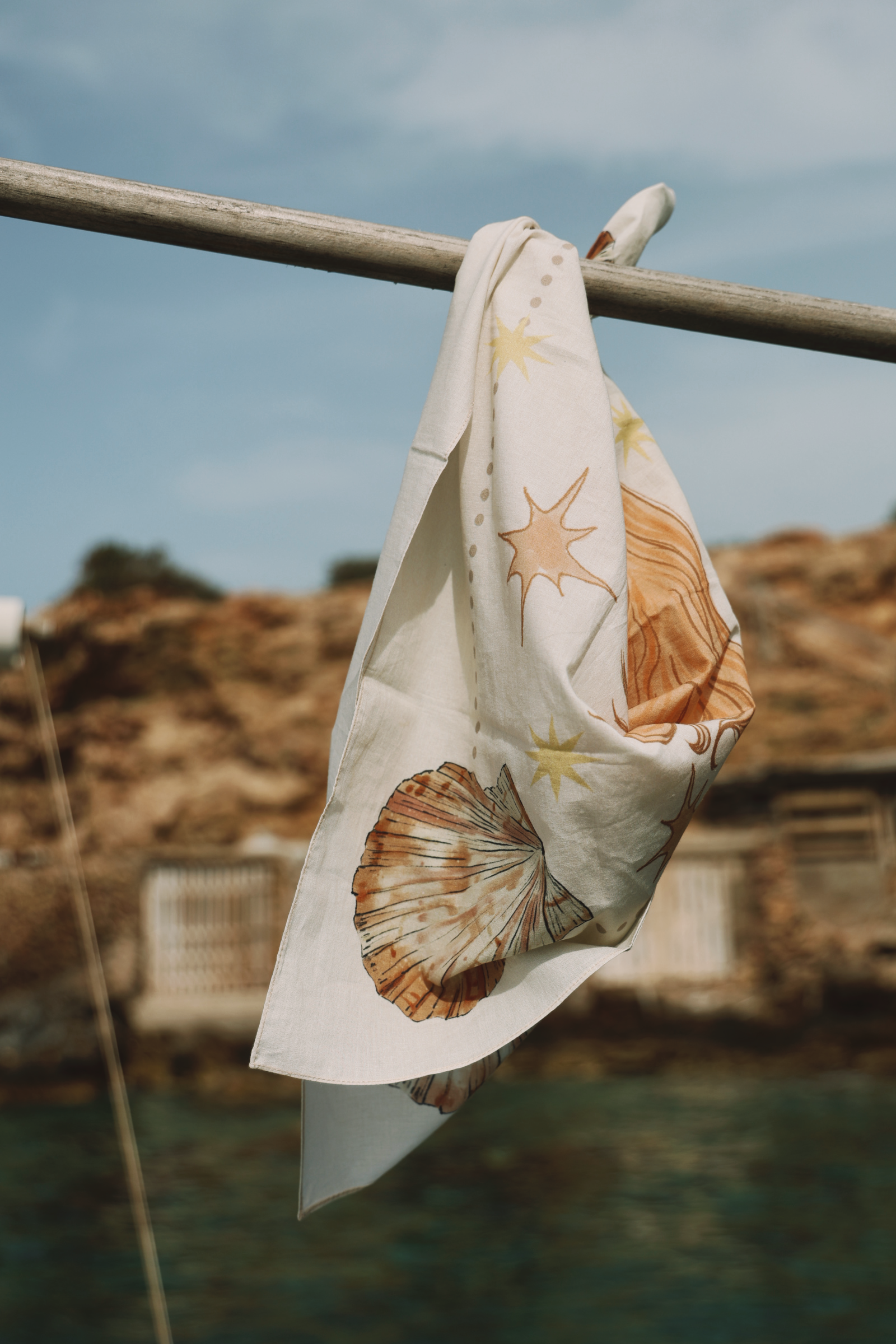 Le paréo Venus beige et terracotta - motifs coquillages kaihana