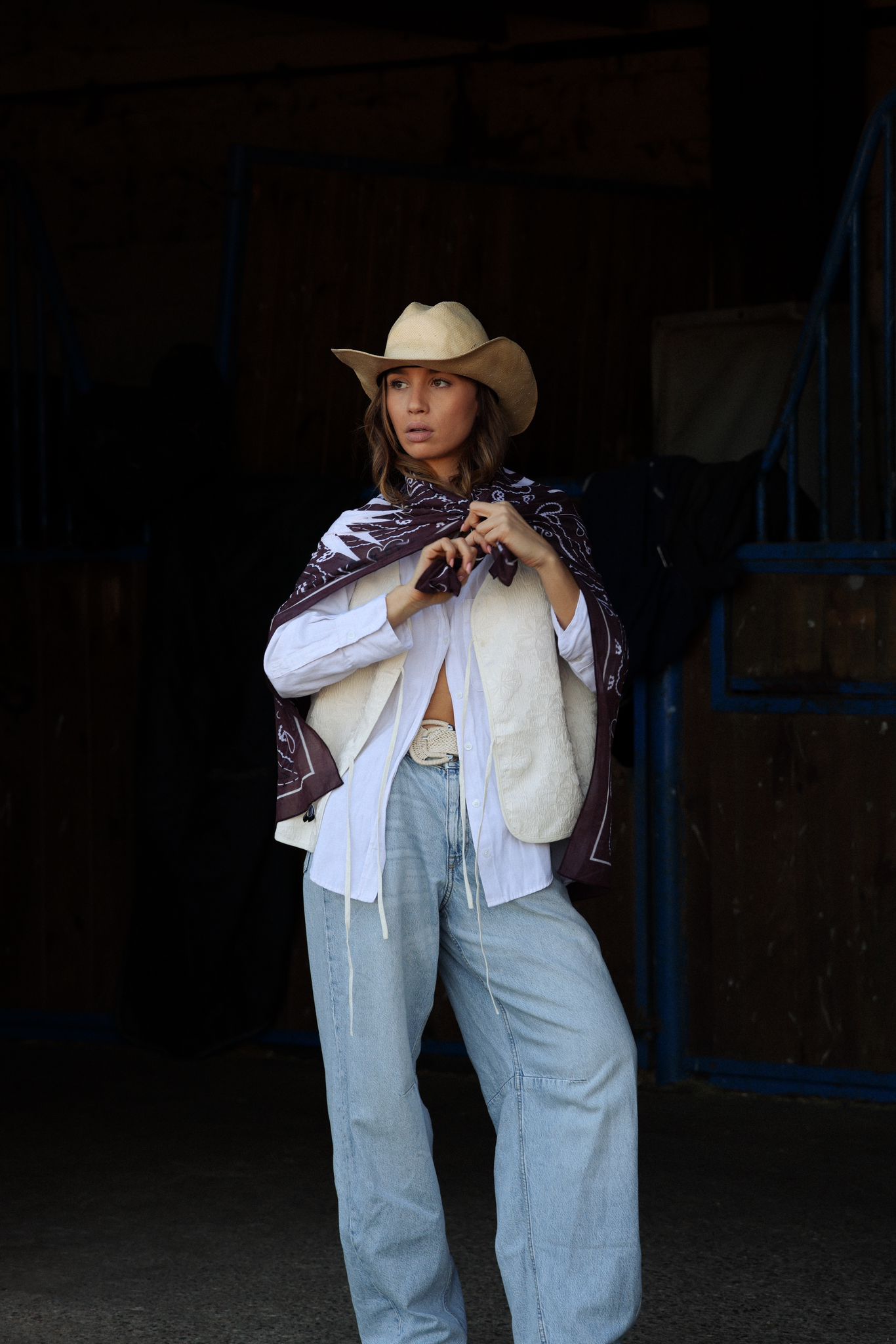 Cocoa Deep Earth, foulard Wild Heritage aux tons cacao et terre chaude. en paréo et laine Édition limitée, création originale Kaihana.