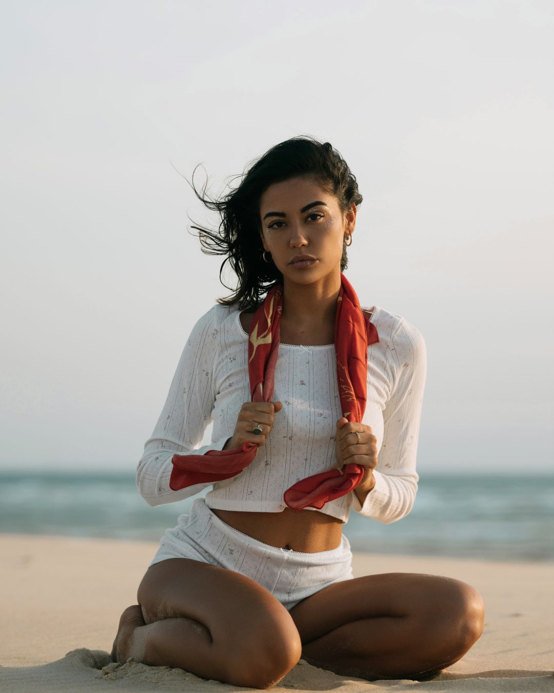 Foulard Amor Ardiente Kaihana en soie – motif sacré-cœur rouge et or