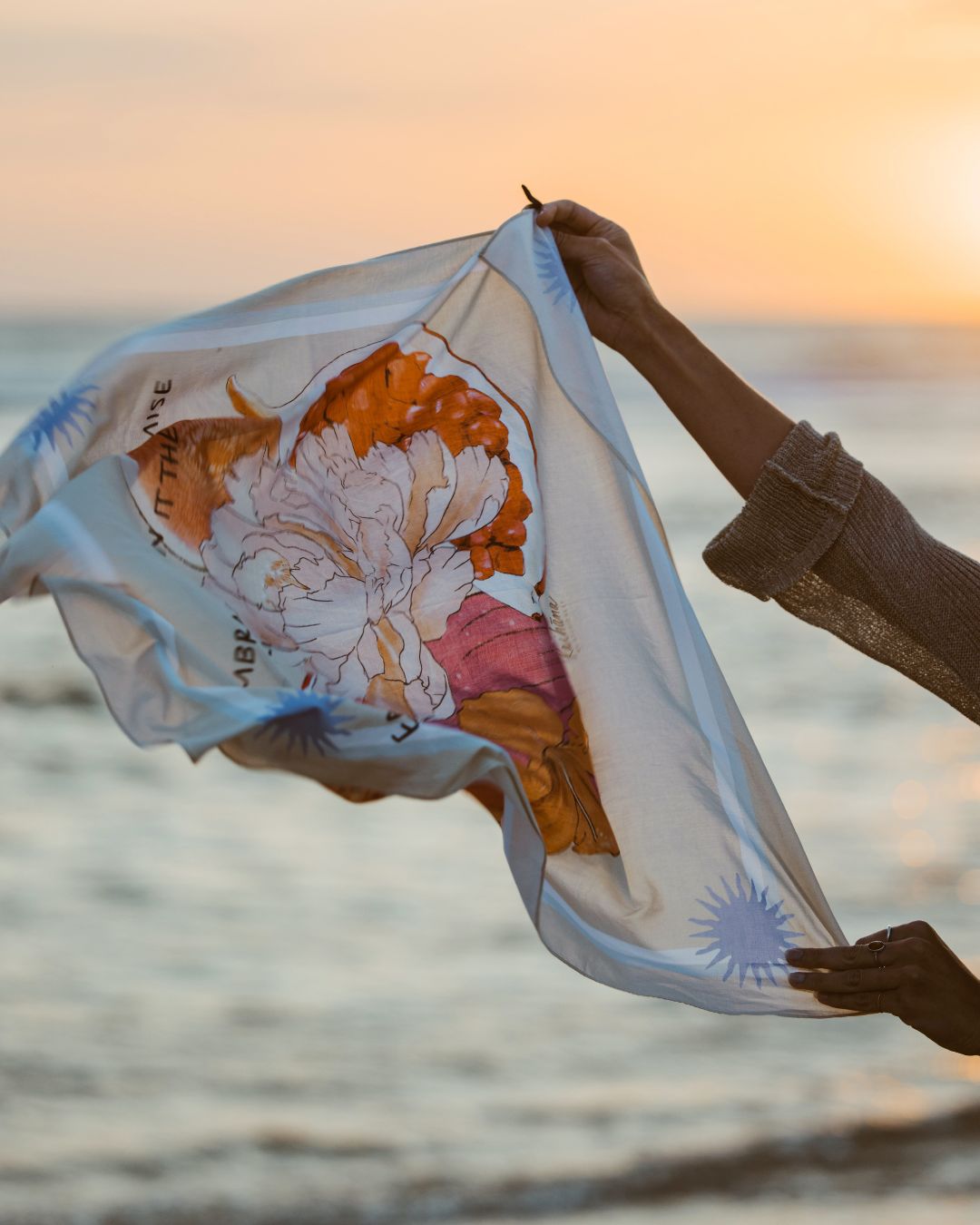 Foulard Floraison Fruité Kaihana en soie – motif fleurs et grenades tropicales
