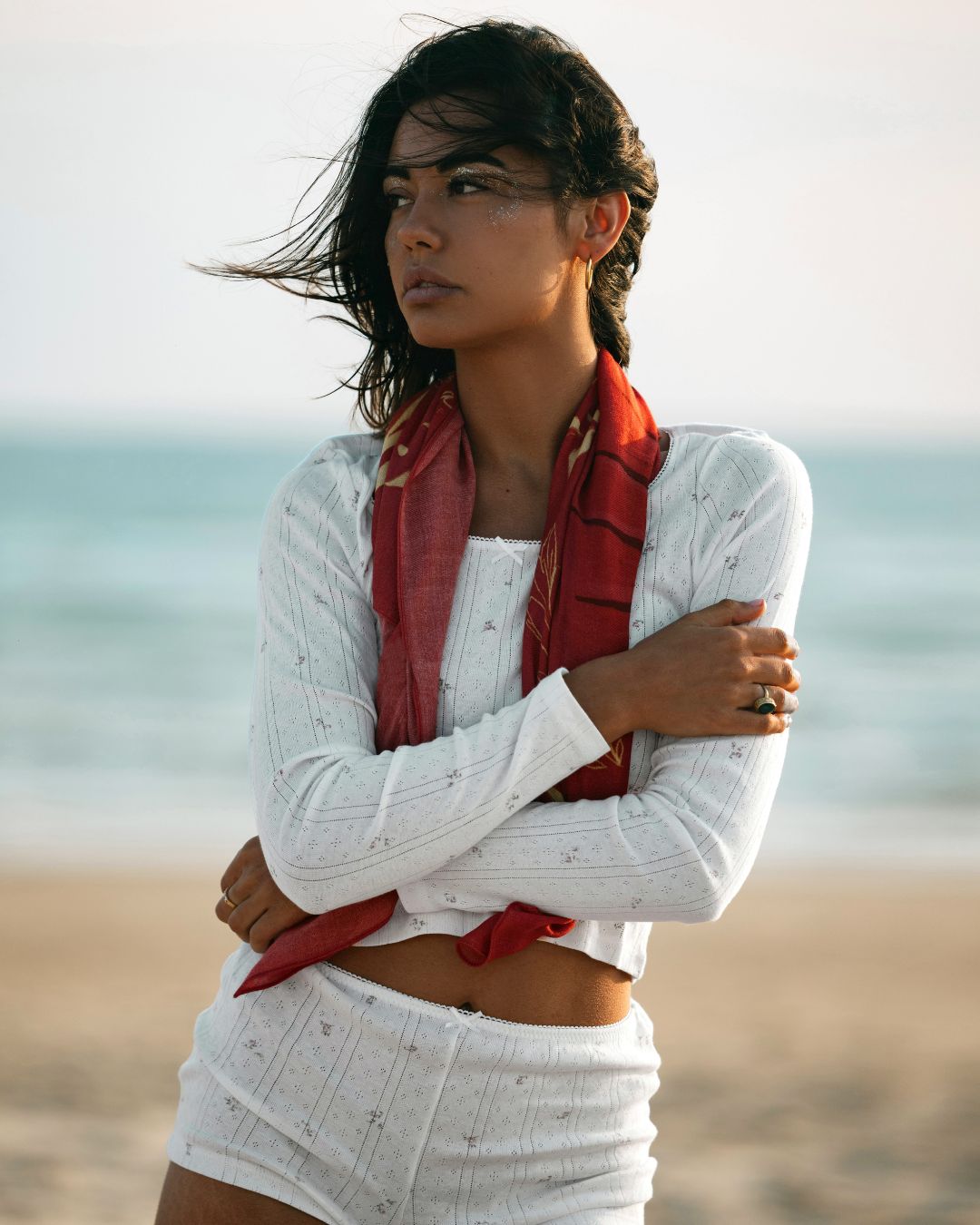 Foulard Amor Ardiente Kaihana en soie – motif sacré-cœur rouge et or