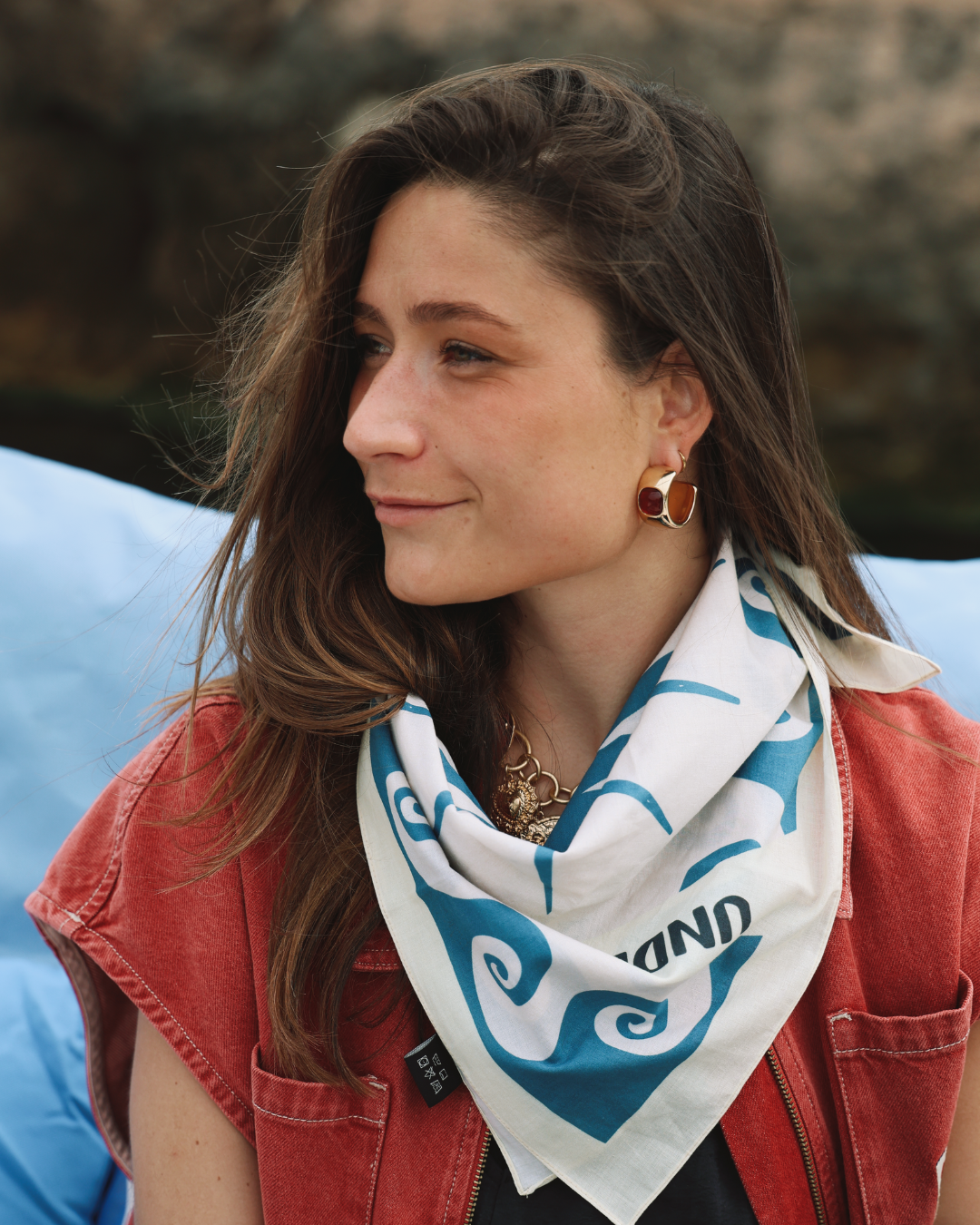 Le foulard bleu et blanc avec des vagues de kaihana inspiré par l’océan 